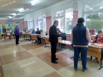 Избирателей ждут на участках - один голос может все изменить (фото)