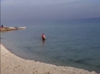В конце октября в Кирилловке купаются люди (видео)