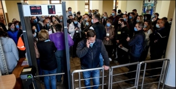В Запорожье члены избирательных комиссий с ночи не могут сдать бюллетени (ВИДЕО)