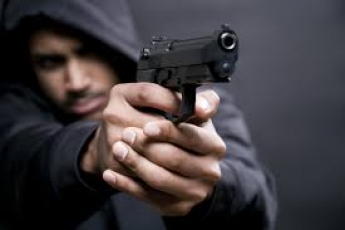 В Запорожье мужчина угрожал прохожим пистолетом (фото)