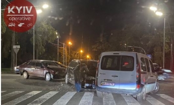В Киеве серьезная тройная авария на перекрестке парализовала движение: фото