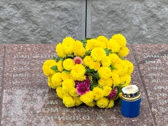 Жители Мелитополя просят обратить внимание на затертые надписи на Братском кладбище (фото)