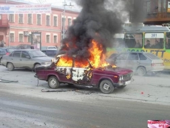 В Запорожье на ходу загорелся автомобиль ВАЗ (фото, видео)