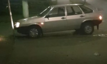 В Киеве водитель трижды врезался в дорожный знак (видео)