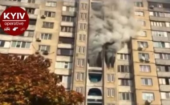 В Киеве вспыхнул мощный пожар в многоэтажке, из окон валит дым: видео