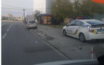 В Киеве пьяная женщина за рулем авто устроила эпичное ДТП: фото