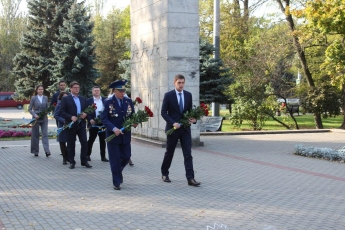 Новоизбранный мэр Мелитополя возложил цветы на могилы погибших освободителей Украины (фото)