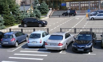 В Запорожье показали серию автохамов, паркующихся на пешеходных переходах (фото)