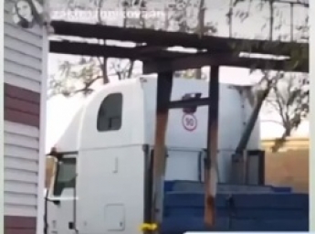 По дороге на Константиновку под мостом застрял грузовик (видео)