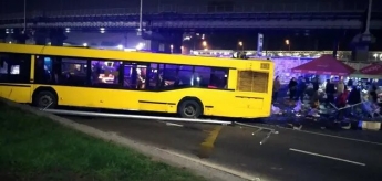 В Киеве автобус снес торговую палатку под остановкой, есть жертва (Фото 18+)