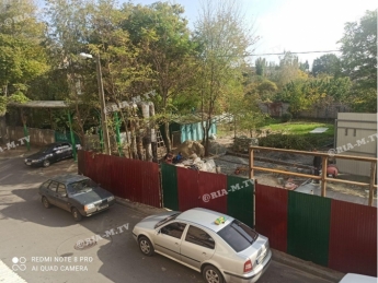 В Мелитополе у жильцов многоэтажки украли часть двора (фото)