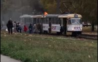 В Харькове на ходу загорелся трамвай с людьми, валит черный дым: видео