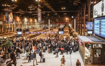 Во Франции тысячи парижан бегут из города (фото)