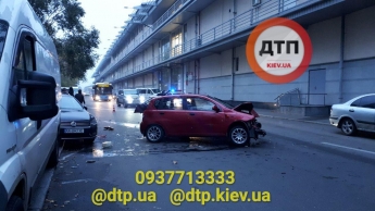 В Киеве авто влетело в "героев парковки" - ремонт обойдется в круглую сумму: фото