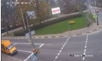 Под Киевом маршрутка сбила на переходе девушку: жуткий момент попал на видео