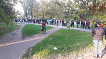 В Запорожье наблюдаются огромные очереди на общественный транспорт (фото)