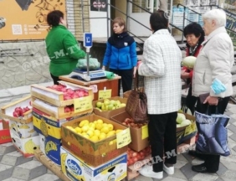 Супермаркет в Мелитополе оккупировал тротуар под стихийную торговлю