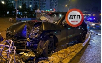 В Киеве пьяный лихач на Porsche вылетел на тротуар - чудом никто не погиб: фото и видео момента ДТП