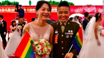 Однополые пары военных поженились на массовой свадьбе вооруженных сил Тайваня: фото