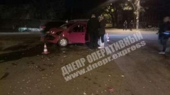 В Днепре на перекрестке Citroen столкнулся с BMW: пострадали женщина и ребенок (фото)