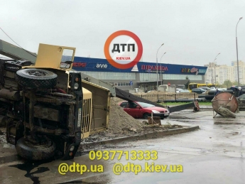 В Киеве строительный кран упал на авто: фото и видео серьезного ЧП