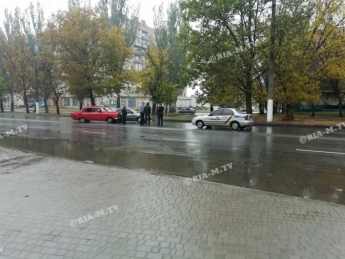 В Мелитополе неудачный поворот Москвича спровоцировал ДТП (фото, видео)