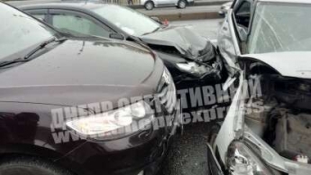 В Днепре на Слобожанском Lada вылетела на "встречку" и столкнулась с Toyota и Hyundai: есть пострадавшие