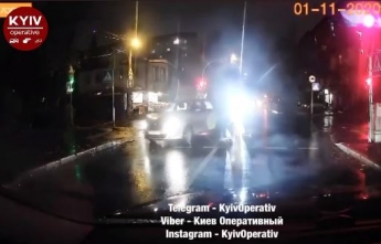 В Киеве водитель такси едва не снес людей на переходе - опасный маневр попал на видео