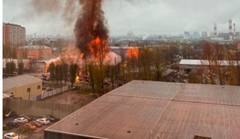 В России вспыхнул "адский" пожар на складе газовых баллонов, гремят взрывы: фото и видео