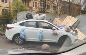 В Киеве оригинально проучили "героя парковки" - теперь авто привлекает не только птиц: фото
