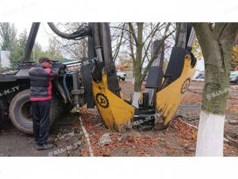 В Мелитополе перед спортшколой чудо-машина пересаживает деревья (фото, видео)