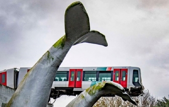 Скульптура спасла поезд метро от падения в воду (фото)