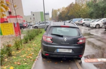 "Наплевал" на мам и детей: в Киеве водитель отметился "феерической" парковкой, фото