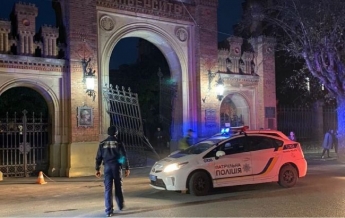 Водитель на скорости разнес ворота знаменитого университета Черновцов и врезался в здание