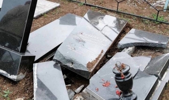 В Запорожской области вандалы повредили могилы (фото)
