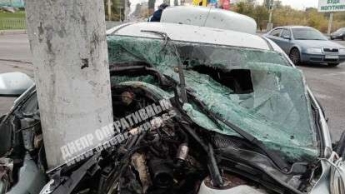 В Днепре на Янтарной Mazda врезалась в столб и загорелась: видео момента ДТП