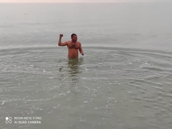 В ноябре в Кирилловке люди купаются среди медуз (фото, видео)