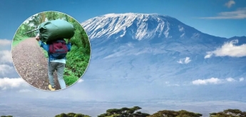 Украинский ведущий стал первым светлокожим туристом, который поднялся на Килиманджаро с грузом на голове