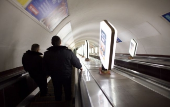 В Киеве на станции метро мужчине стало плохо, и он свалился на пол: его пытались откачать