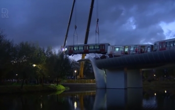 Зависший на скульптуре вагон опустили на землю (видео)