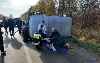 В Ровенской области перевернулось авто медиков, ехавших с ДТП (фото)