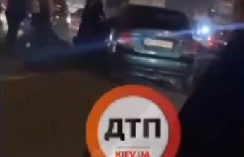 Машины всмятку, людей вырезают из авто: новые детали и видео масштабного ДТП под Киевом