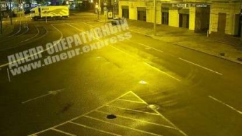 Странный маневр: в центре Днепра посреди ночи грузовик развернулся и поехал обратно (видео)