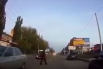 В Мелитополе по проезжей части бегают потенциальные самоубийцы (видео)