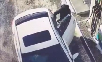 В России женщина залила бензин прямо в салон авто и поплатились жизнью: видео