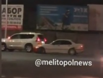 В Мелитополе БМВ "догнал" Тойоту - водители ждут полицию (видео)