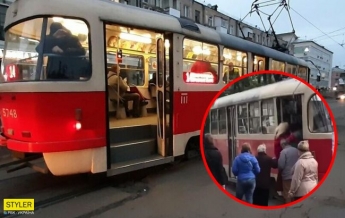 В Киеве девушку ногами выпихнули из трамвая (видео)