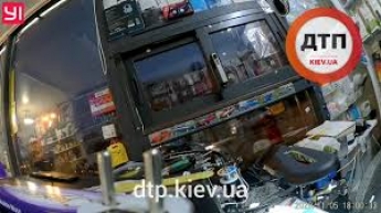 В Киеве бабушка погибла под колесами авто: момент ДТП попал на видео