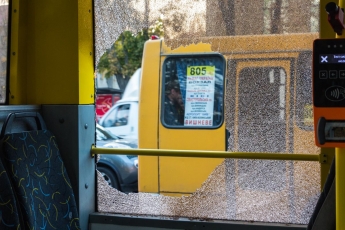 В Запорожье хулиган разбил окно в общественном транспорте (видео)