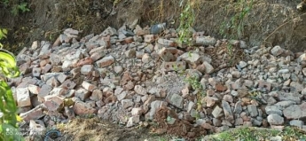 В Мелитополе во двор многоэтажки высыпали гору строительного мусора (фото)